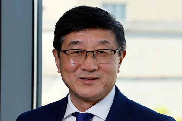 Alan Luo headshot